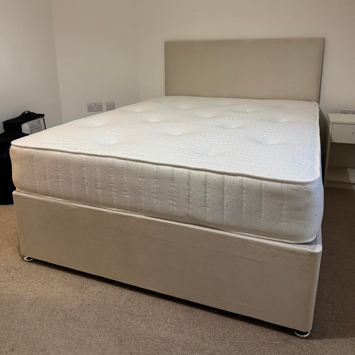 Keswick divan mattress set. soft knitted comfort layer, hand tufted, open-coil spring unit.