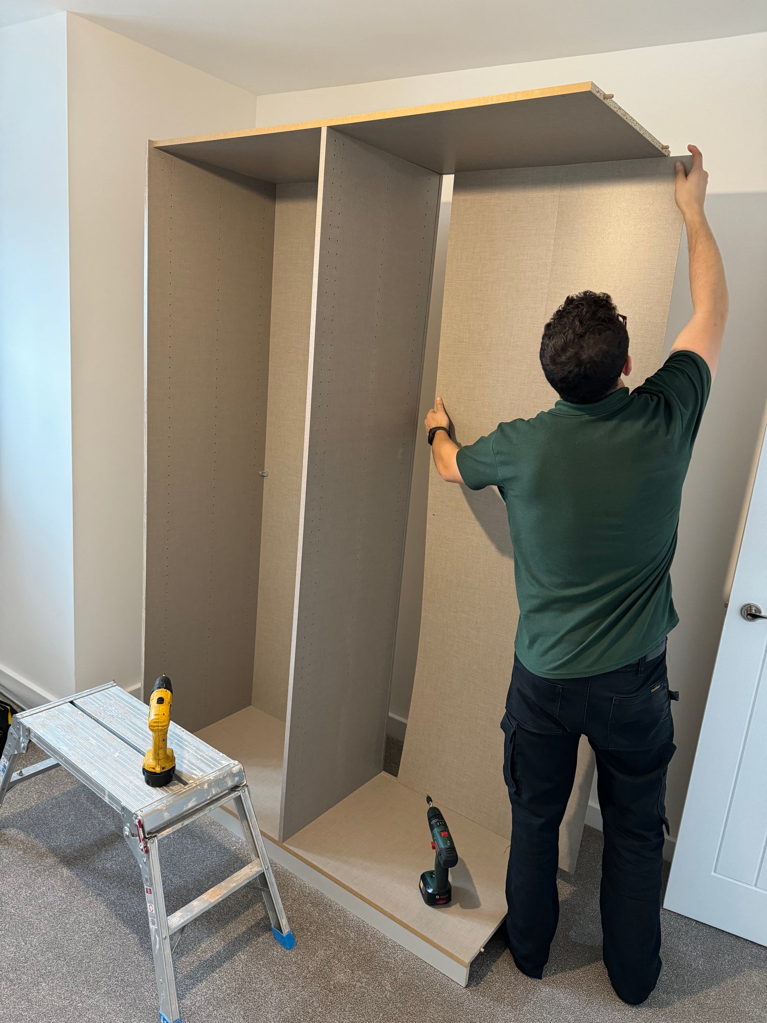 Assembly of a sliding gloss wardrobe with large mirror